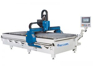opérateur de machine de découpe plasma cnc